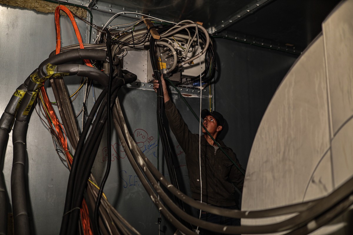 مستشفى الشفاء في غزة يفتقر إلى المعدات الطبية وتحديدًا جهاز التصوير بالرنين المغناطيسي، بعد أن دمّر الجيش الإسرائيلي معظم المعدات خلال الحرب، 31 ديسمبر/كانون الأول 2025. صورة: عمر أشتوي