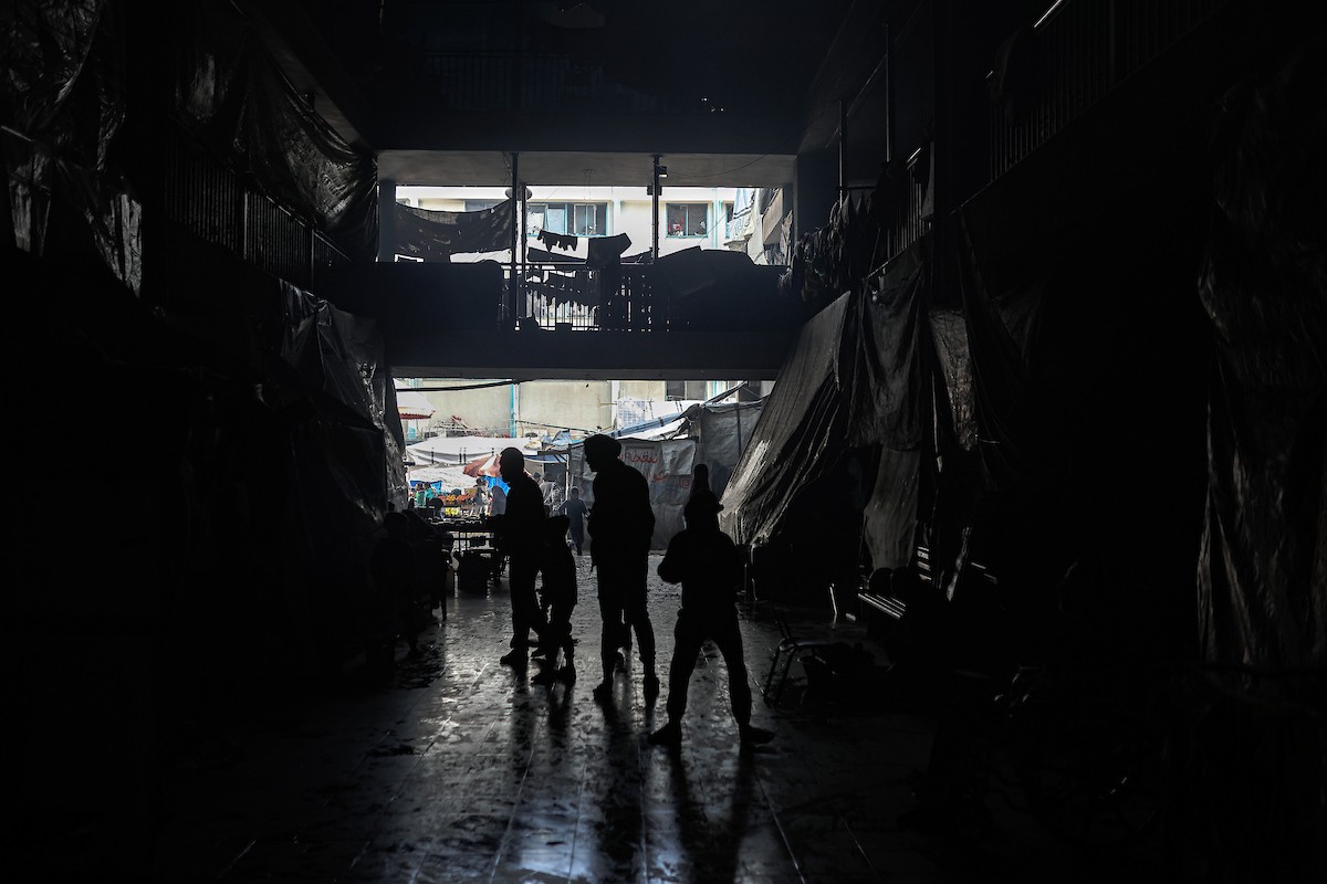 يعيش الفلسطينيون النازحون في خيام وملاجئ مؤقتة في مدارس الأونروا بعد أن دمرت الغارات الجوية الإسرائيلية منازلهم. وتمنعهم القيود التي يفرضها 