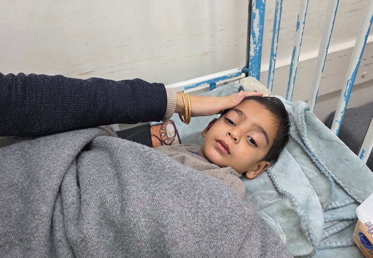 يتلقى أطفال مصابون بالتهاب السحايا العلاج في مستشفى ناصر بخان يونس، وسط تحذيرات طبية من تفشٍّ مقلق للمرض داخل خيام النازحين، 30 يناير/كانون الثاني 2026. تصوير: طارق محمد