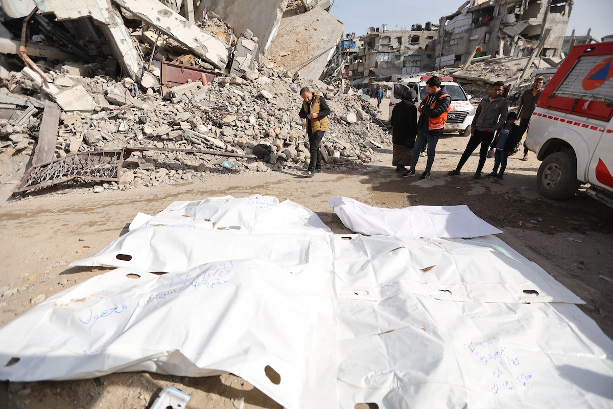 استخراج رفات 50 شهيدا دفنت خلال حرب الإبادة على قطاع غزة، من مقبرة مؤقتة في ساحات مسجد صلاح الدين بحي الزيتون، لنقلها إلى مقبرة دائمة في مدينة غزة، 25 يناير/كانون الثاني 2026. صورة: عمر أشتوي