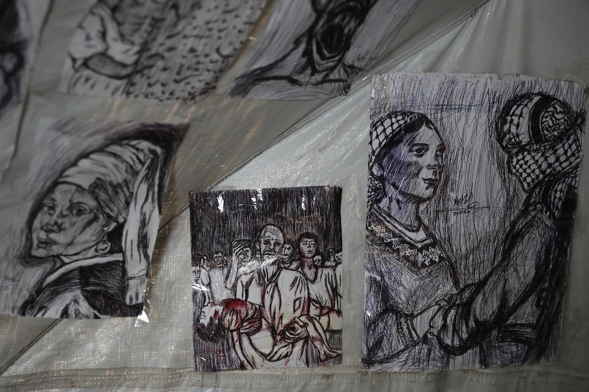 الفلسطينية مرَح خالد الزعانين (18 عاما) تحول خيمة نزوحها في مدينة غزة إلى معرض فني، 28 يناير/كانون الثاني 2026. تصوير: عمر أشتوي