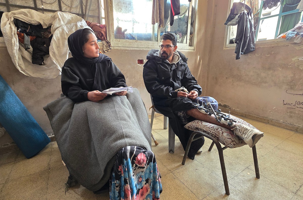 ريماس أبو لحية ووالدها مصابان بساقيهما برصاص الجيش الإسرائيلي، وينتظران السفر لاستكمال العلاج خارج قطاع غزة، خان يونس، 25 يناير/كانون الثاني 2026. تصوير: طارق محمد/ (APA Images)