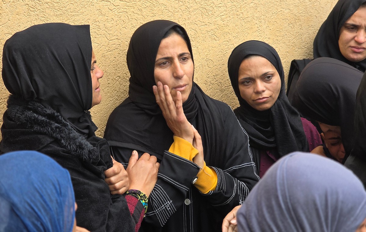 ودّع الفلسطينيون الطفل جثمان حسين أبو سبلة، البالغ من العمر 17 عامًا، في مستشفى ناصر بمدينة خان يونس جنوب قطاع غزة. وقد استشهد أبو سبلة بنيران الجيش الإسرائيلي قرب منطقة التحلية، شرق خان يونس. 19 يناير/كانون الثاني 2026. صورة: (طارق محمد)