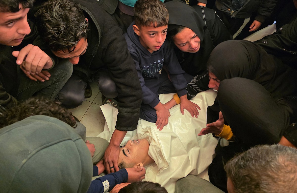 ودّع الفلسطينيون الطفل جثمان حسين أبو سبلة، البالغ من العمر 17 عامًا، في مستشفى ناصر بمدينة خان يونس جنوب قطاع غزة. وقد استشهد أبو سبلة بنيران الجيش الإسرائيلي قرب منطقة التحلية، شرق خان يونس. 19 يناير/كانون الثاني 2026. صورة: (طارق محمد)