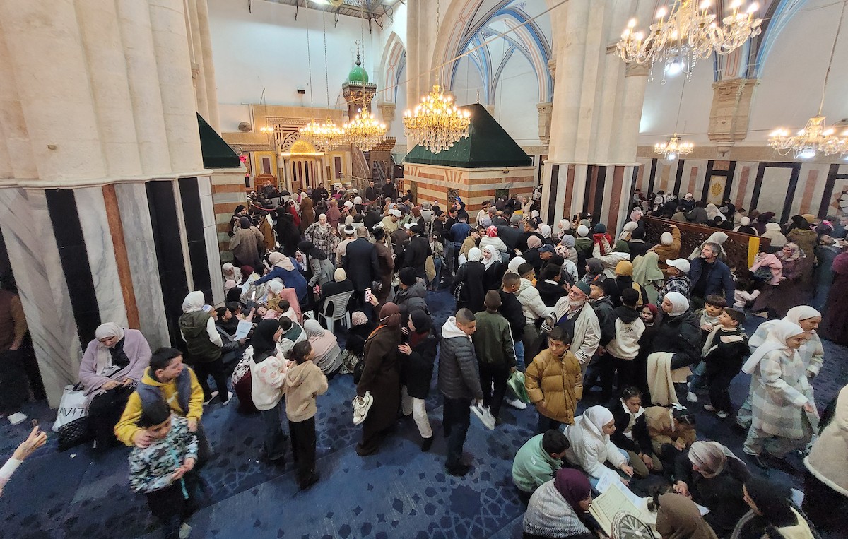 تجمّع فلسطينيون في الحرم الإبراهيمي بالخليل، الضفة الغربية، لإحياء ذكرى الإسراء والمعراج، رغم القيود الإسرائيلية وحظر الصلاة داخل المسجد، في 17 يناير/كانون الثاني 2026. (صورة: مأمون وزواز)