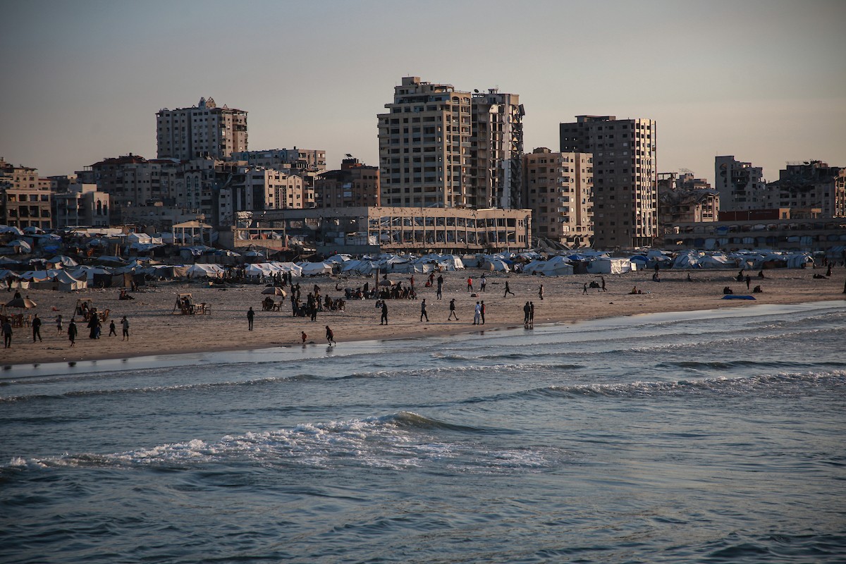 يقضي الفلسطينيون أوقاتهم على شاطئ البحر عند غروب الشمس في مدينة غزة، 16 يناير/كانون الثاني 2026. تصوير: عمر أشتوي