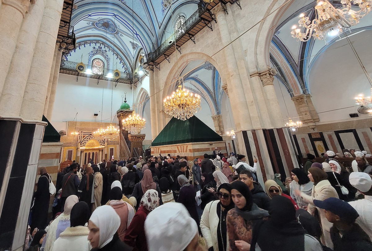 تجمّع فلسطينيون في الحرم الإبراهيمي بالخليل، الضفة الغربية، لإحياء ذكرى الإسراء والمعراج، رغم القيود الإسرائيلية وحظر الصلاة داخل المسجد، في 17 يناير/كانون الثاني 2026. (صورة: مأمون وزواز)