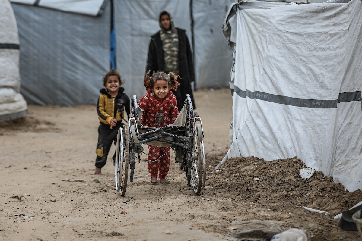 يتفقد فلسطينيون نازحون خيامهم بعد أن تضررت بشدة جراء عاصفة هوائية قوية ضربت مخيمًا للنازحين وسط قطاع غزة. 22 يناير/كانون الثاني 2026. تصوير: رمزي أبو عامر