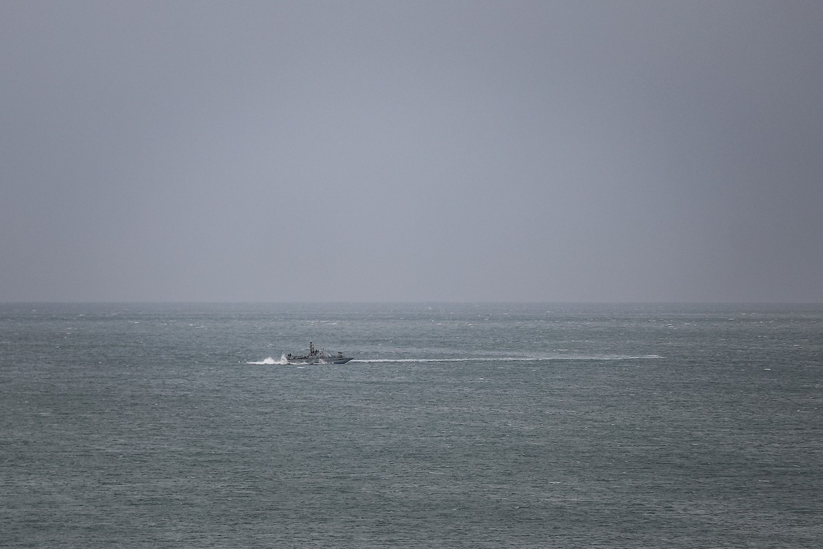 يتفقد فلسطينيون نازحون خيامهم بعد أن تضررت بشدة جراء عاصفة هوائية قوية ضربت مخيمًا للنازحين وسط قطاع غزة. 22 يناير/كانون الثاني 2026. تصوير: رمزي أبو عامر