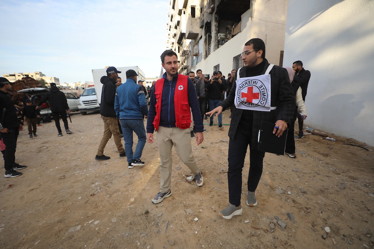 وصول 15 جثة لفلسطينيين سلمتها إسرائيل عبر اللجنة الدولية للصليب الأحمر إلى مجمع الشفاء الطبي في مدينة غزة، 29 يناير/كانون الثاني 2026. تصوير: عمر أشتوي