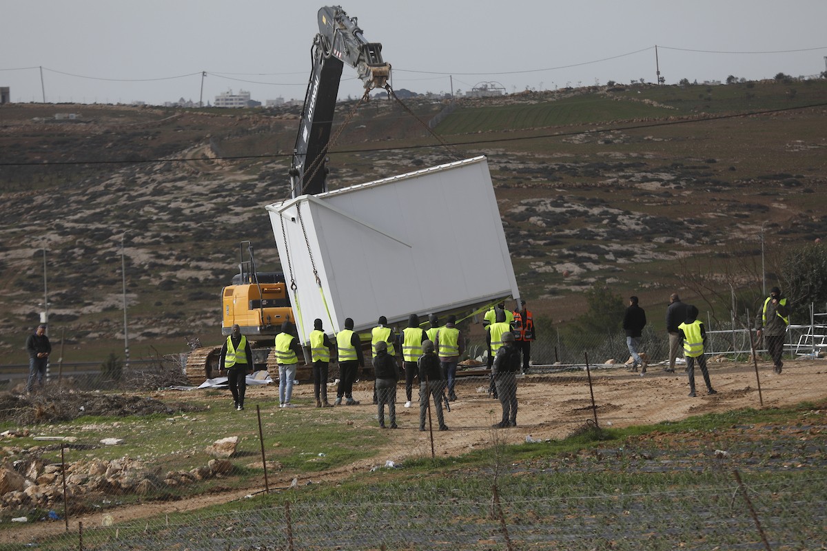 قوات إسرائيلية تهدم وتصادر عدد من المحلات التجارية المصنوعة من الكرفانات في السموع جنوب الخليل،31 ديسمبر/كانون الأول 2025. تصوير: مأمون وزواز