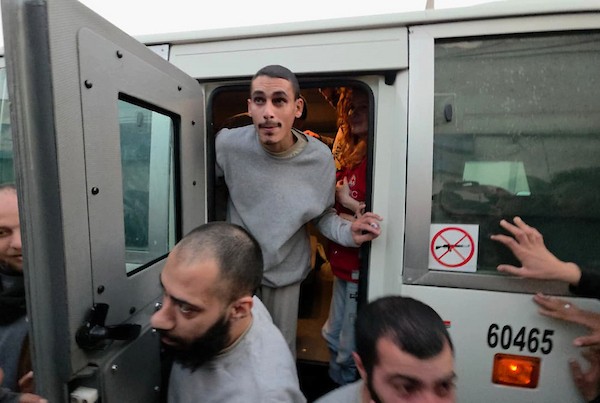 7 يناير/كانون الثاني 2026، نُقل أسرى فلسطينيون أفرج عنهم الجيش الإسرائيلي بواسطة مركبات تابعة للصليب الأحمر إلى مستشفى شهداء الأقصى لإجراء فحوصات طبية في دير البلح، وسط قطاع غزة. (صورة: أحمد إبراهيم)