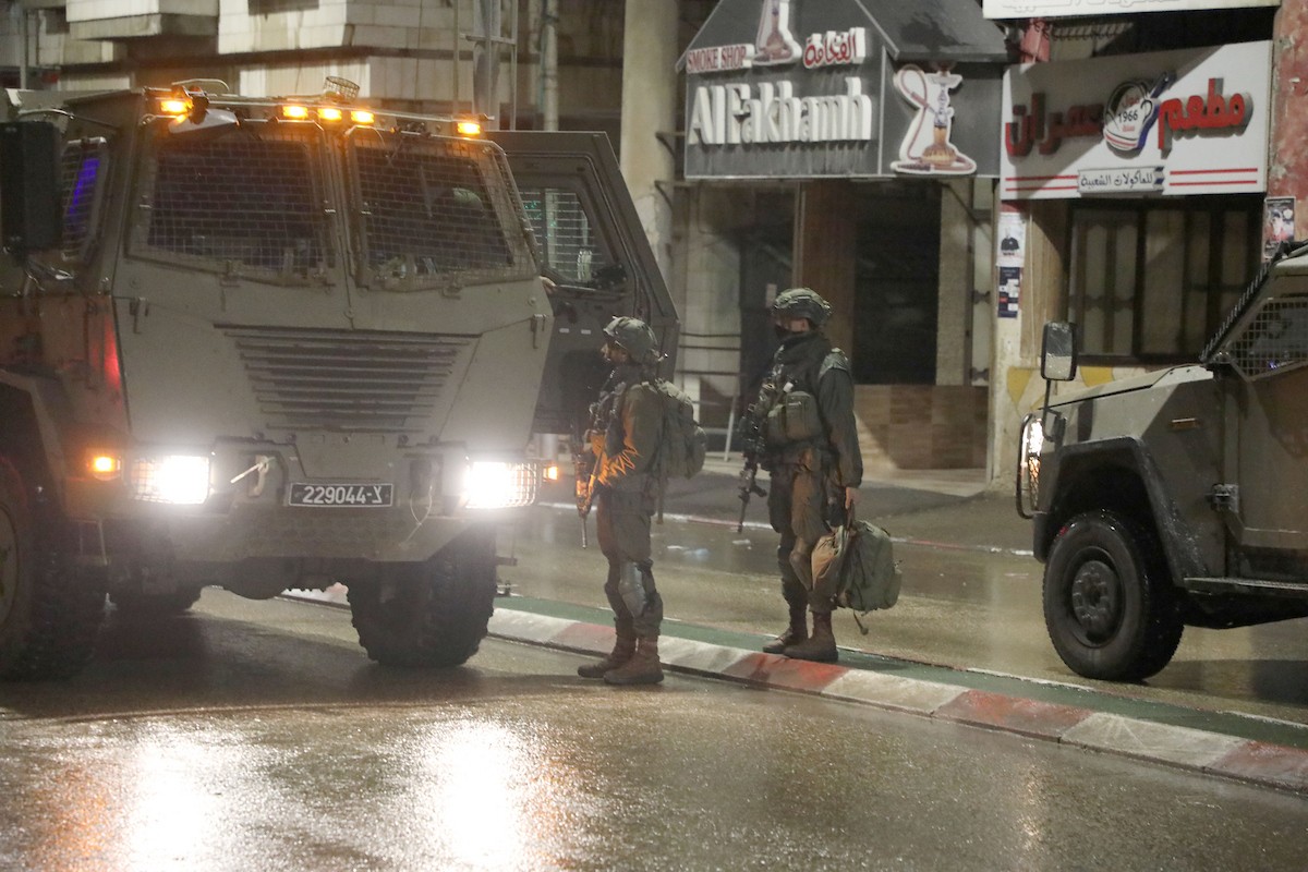 اقتحمت آليات عسكرية إسرائيلية المنطقة الشرقية من مدينة نابلس فجر اليوم، 29 يناير/كانون الثاني 2026، لتأمين دخول المستوطنين الإسرائيليين إلى قبر يوسف في مدينة نابلس بالضفة الغربية. (صورة: محمد ناصر/apaimages)