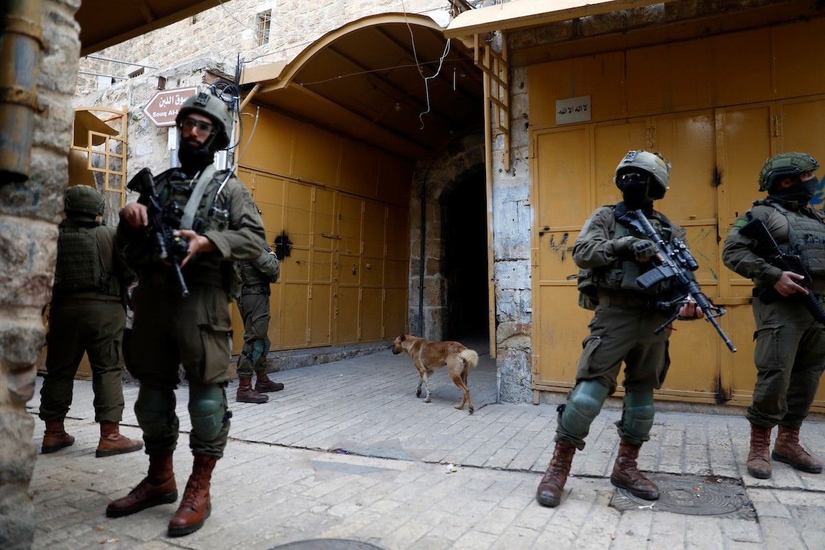 جنود إسرائيليون يتخذون إجراءات أمنية مشددة بإغلاق مداخل ومخارج منطقة البلدة القديمة في الخليل، الضفة الغربية، في 24 يناير/كانون الثاني 2026، خلال اقتحام  مستوطنون يهود البلدة(صورة: مأمون وزواز)