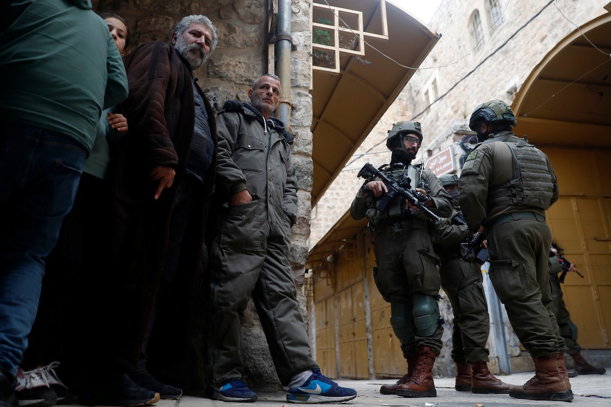جنود إسرائيليون يتخذون إجراءات أمنية مشددة بإغلاق مداخل ومخارج منطقة البلدة القديمة في الخليل، الضفة الغربية، في 24 يناير/كانون الثاني 2026، خلال اقتحام  مستوطنون يهود البلدة(صورة: مأمون وزواز)