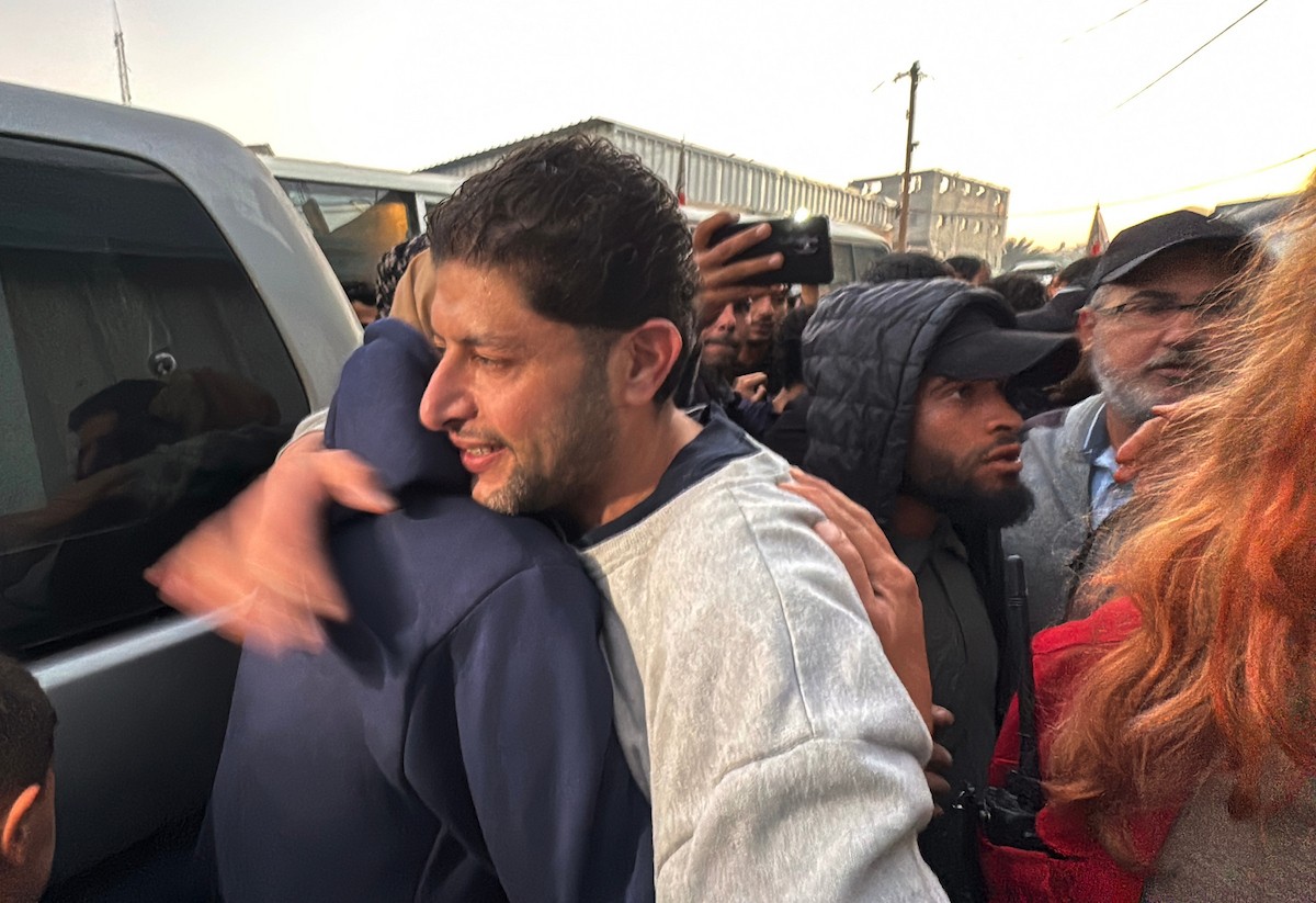 7 يناير/كانون الثاني 2026، نُقل أسرى فلسطينيون أفرج عنهم الجيش الإسرائيلي بواسطة مركبات تابعة للصليب الأحمر إلى مستشفى شهداء الأقصى لإجراء فحوصات طبية في دير البلح، وسط قطاع غزة. (صورة: أحمد إبراهيم)