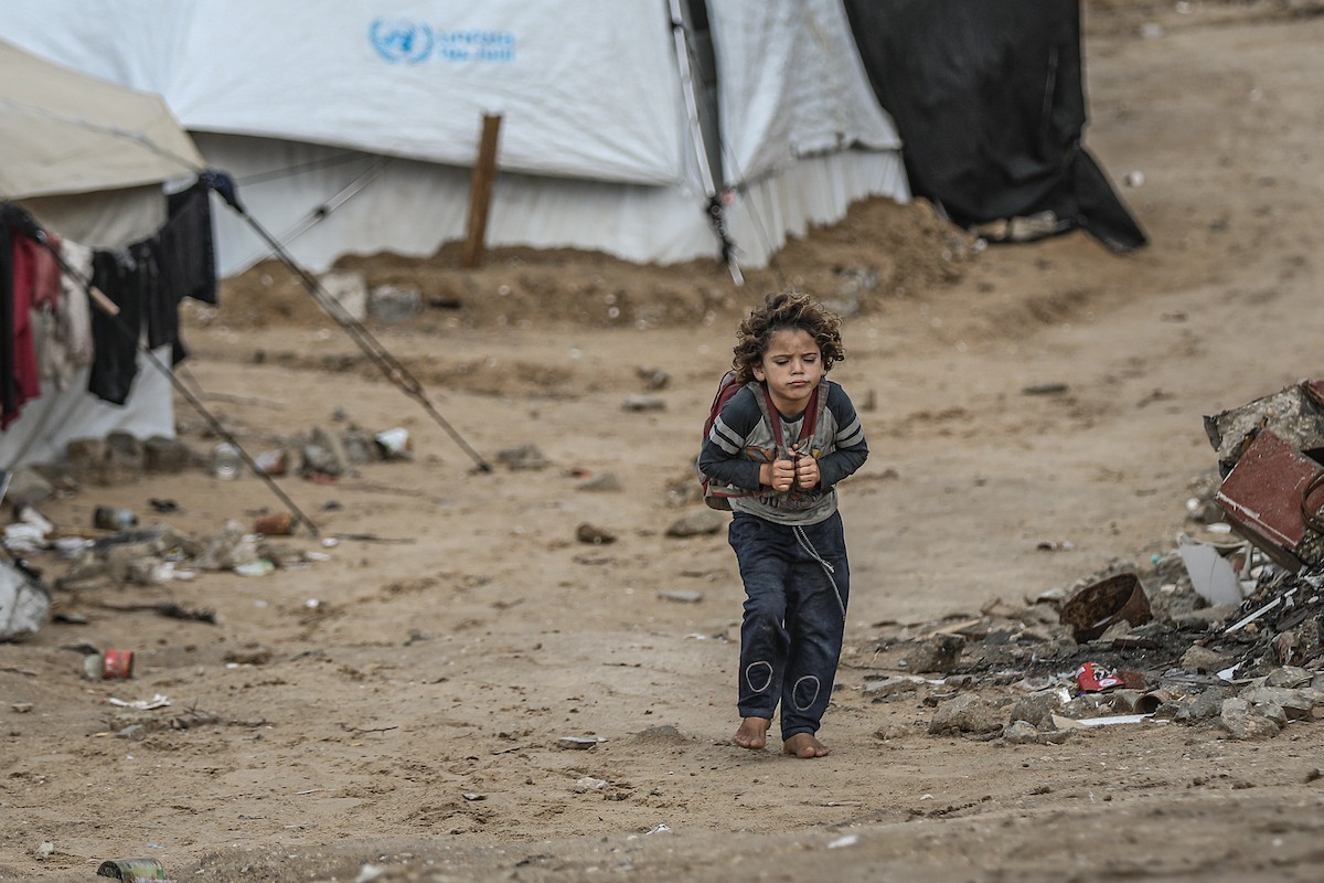 تواصل العائلات الفلسطينية النازحة المقيمة في مخيم الزوايدة وسط قطاع غزة حياتها اليومية في ظل ظروف قاسية داخل خيام متهالكة لا توفر أي حماية أو دفء من برد الشتاء القارس، 18 يناير/كانون الثاني 2026. صورة: رمزي أبو عامر