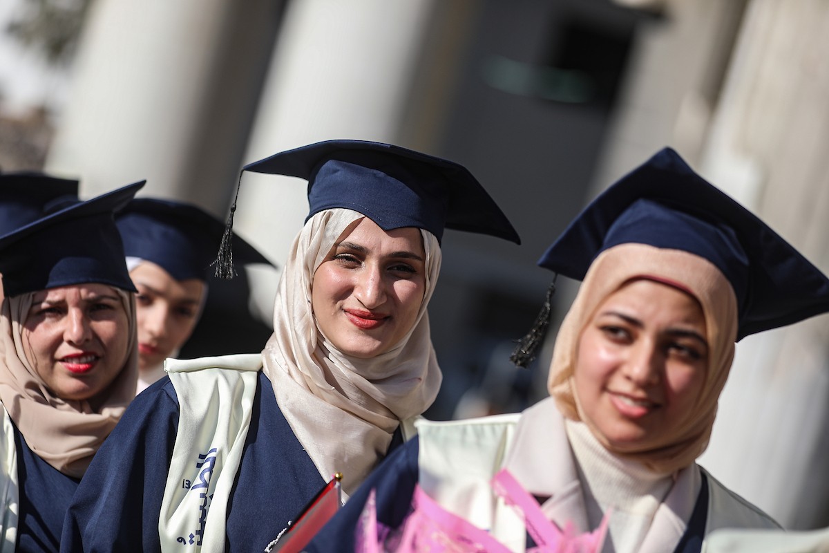 حفل تخرج لـ ٢٣٠ طالبًا وطالبةً في كلية الطب بمجمع الشفاء الطبي (مستشفى الشفاء)، الذي تضرر بشدة جراء الهجمات العسكرية الإسرائيلية على مدينة غزة في ٣ يناير/كانون الثاني ٢٠٢٦. صورة: عمر أشتوي