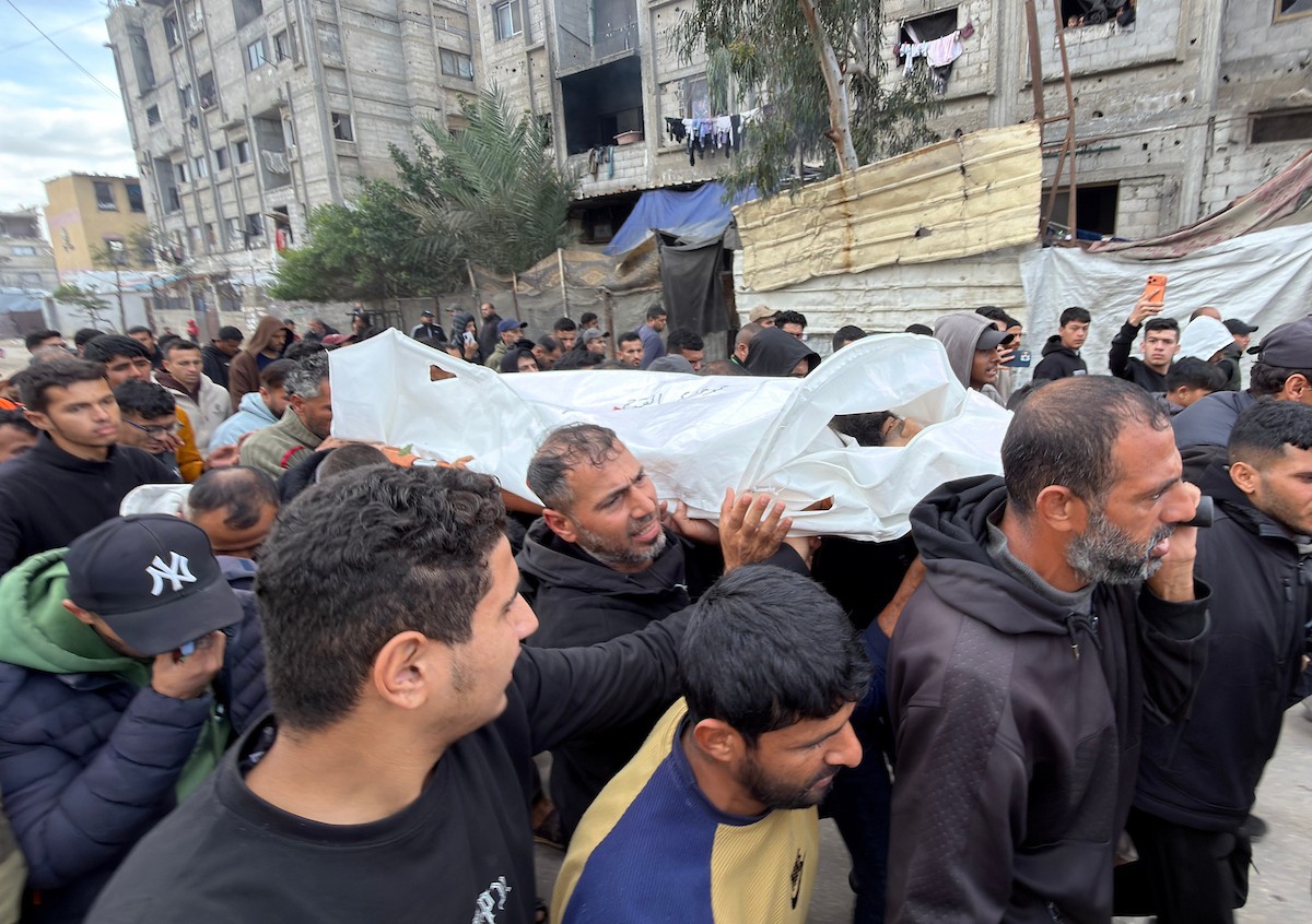 فلسطينيون ينعون جثمان رجل في مجمع ناصر الطبي بخان يونس جنوب قطاع غزة بعد وصوله إلى المستشفى إثر إصابته بجروح جراء غارة إسرائيلية، ١٠ يناير/كانون الثاني ٢٠٢٦. تصوير: محمد سلامة