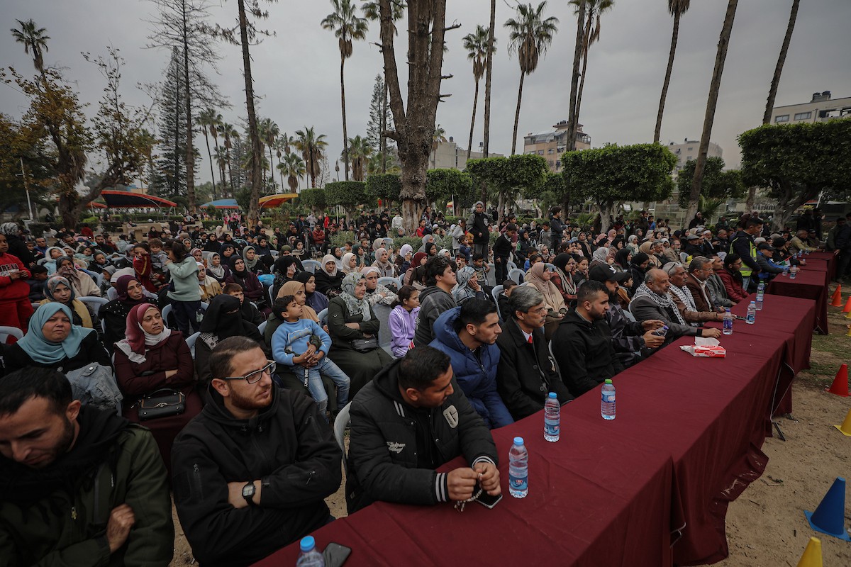 ناجون، جميعهم بلا عائلات، يشاركون في فعالية ترفيهية خاصة في الحديقة العامة بمدينة غزة، 22 يناير/كانون الثاني 2026. تصوير: عمر أشتوي