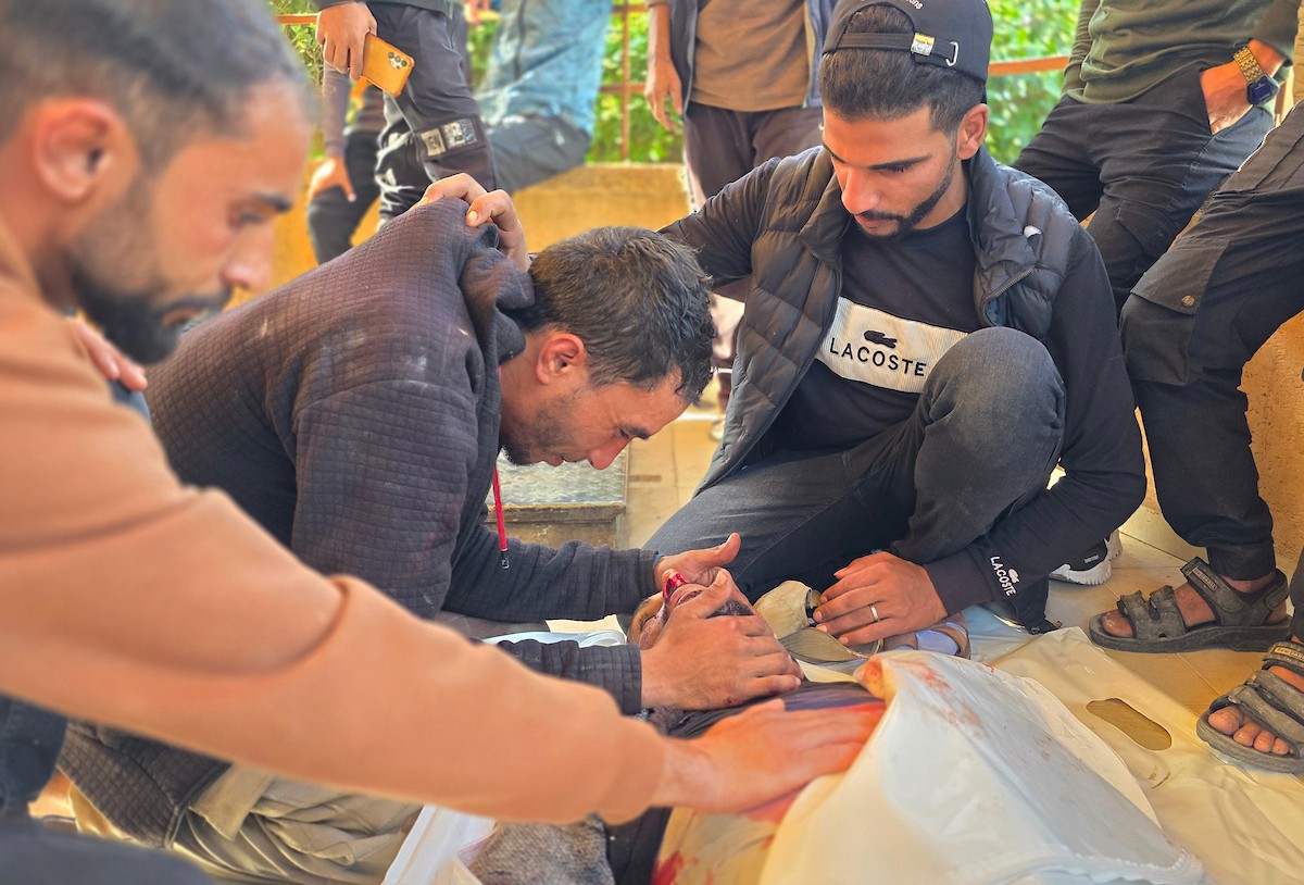 وصل جثمان الشاب صالح عبد الله القصاص، الذي قُتل في غارة جوية إسرائيلية بطائرة مسيرة، إلى مستشفى ناصر في خان يونس، جنوب قطاع غزة، في 8 يناير/كانون الثاني 2026. (صورة: طارق محمد)