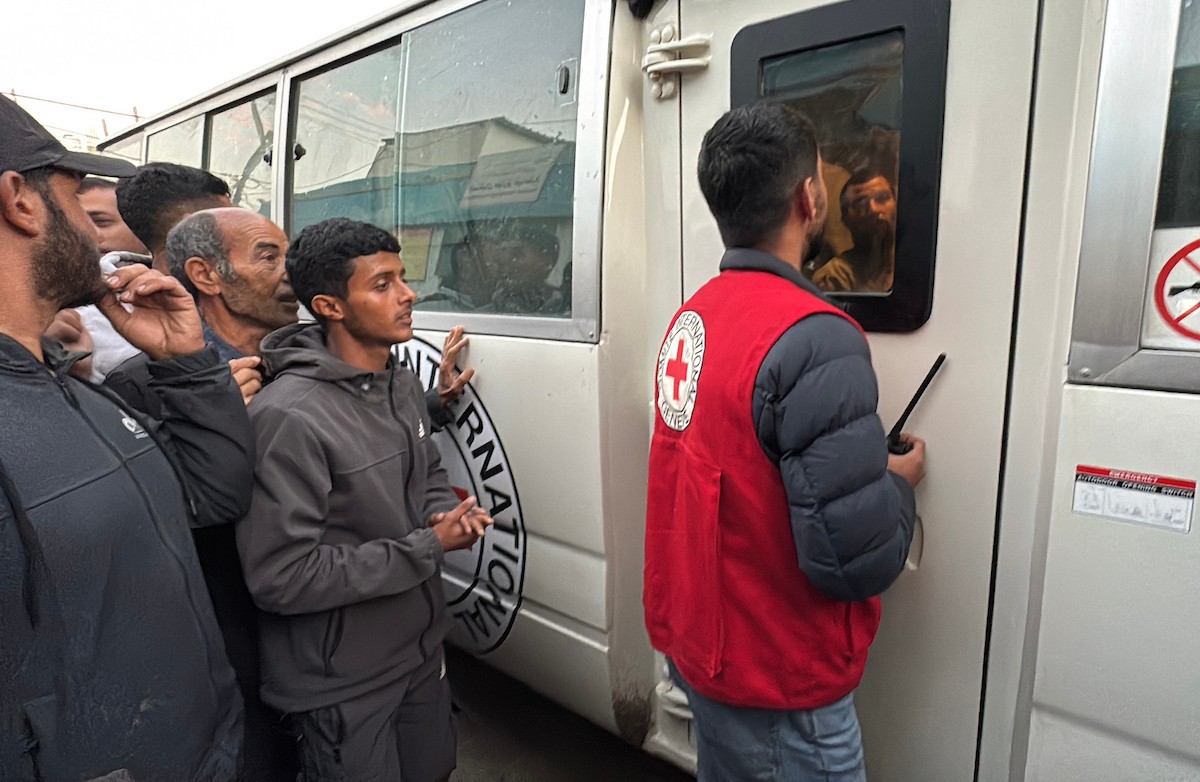 7 يناير/كانون الثاني 2026، نُقل أسرى فلسطينيون أفرج عنهم الجيش الإسرائيلي بواسطة مركبات تابعة للصليب الأحمر إلى مستشفى شهداء الأقصى لإجراء فحوصات طبية في دير البلح، وسط قطاع غزة. (صورة: أحمد إبراهيم)