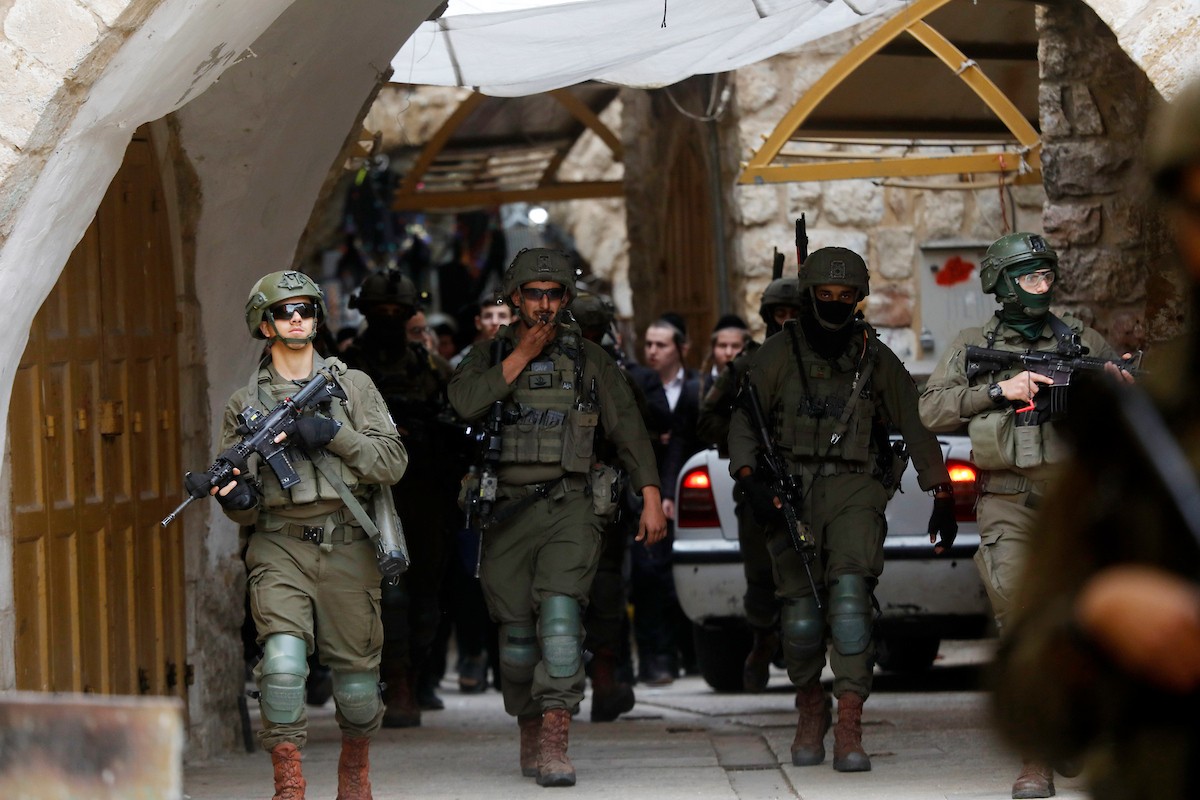 جنود إسرائيليون يتخذون إجراءات أمنية مشددة بإغلاق مداخل ومخارج منطقة البلدة القديمة في الخليل، الضفة الغربية، في 24 يناير/كانون الثاني 2026، خلال اقتحام  مستوطنون يهود البلدة(صورة: مأمون وزواز)