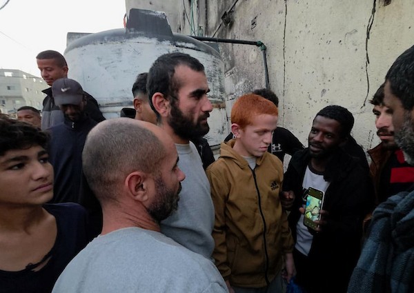 7 يناير/كانون الثاني 2026، نُقل أسرى فلسطينيون أفرج عنهم الجيش الإسرائيلي بواسطة مركبات تابعة للصليب الأحمر إلى مستشفى شهداء الأقصى لإجراء فحوصات طبية في دير البلح، وسط قطاع غزة. (صورة: أحمد إبراهيم)