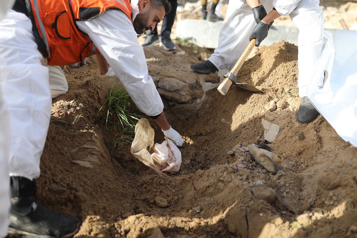 استخراج رفات 50 شهيدا دفنت خلال حرب الإبادة على قطاع غزة، من مقبرة مؤقتة في ساحات مسجد صلاح الدين بحي الزيتون، لنقلها إلى مقبرة دائمة في مدينة غزة، 25 يناير/كانون الثاني 2026. صورة: عمر أشتوي