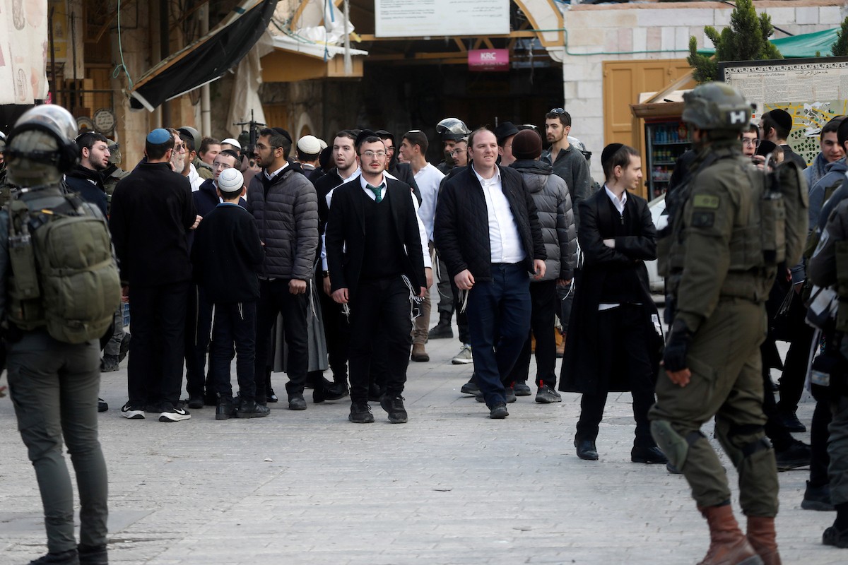 جنود إسرائيليون يتخذون إجراءات أمنية مشددة بإغلاق مداخل ومخارج منطقة البلدة القديمة في الخليل، الضفة الغربية، في 24 يناير/كانون الثاني 2026، خلال اقتحام  مستوطنون يهود البلدة(صورة: مأمون وزواز)