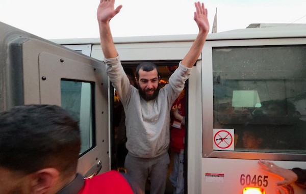 7 يناير/كانون الثاني 2026، نُقل أسرى فلسطينيون أفرج عنهم الجيش الإسرائيلي بواسطة مركبات تابعة للصليب الأحمر إلى مستشفى شهداء الأقصى لإجراء فحوصات طبية في دير البلح، وسط قطاع غزة. (صورة: أحمد إبراهيم)