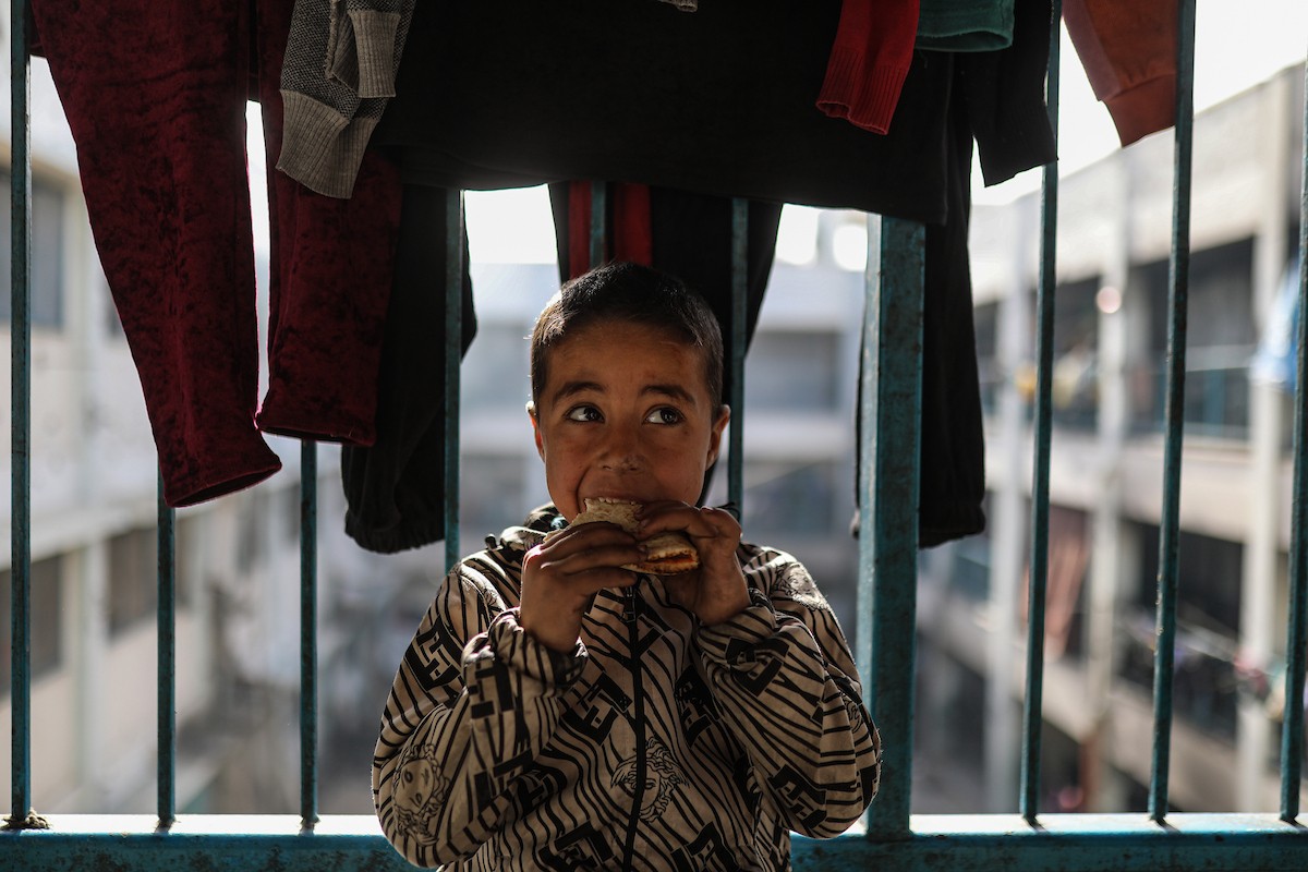 عائلات فلسطينية نزحت جراء الهجمات الإسرائيلية منذ 7 أكتوبر/تشرين الأول 2023، تأوي إلى مدرسة تابعة لوكالة الأونروا في حي تل الهوى بمدينة غزة. 26 يناير/كانون الثاني 2026، بعدسة عمر أشتوي