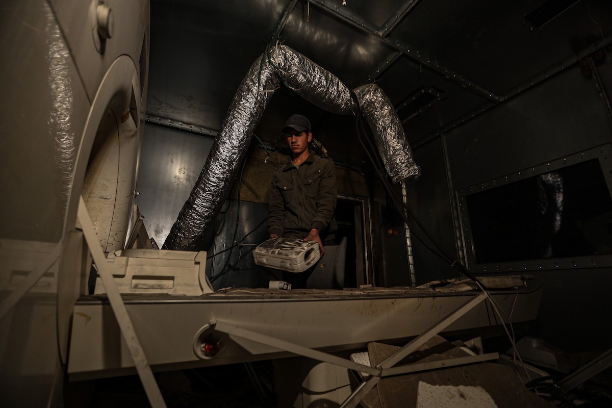 مستشفى الشفاء في غزة يفتقر إلى المعدات الطبية وتحديدًا جهاز التصوير بالرنين المغناطيسي، بعد أن دمّر الجيش الإسرائيلي معظم المعدات خلال الحرب، 31 ديسمبر/كانون الأول 2025. صورة: عمر أشتوي