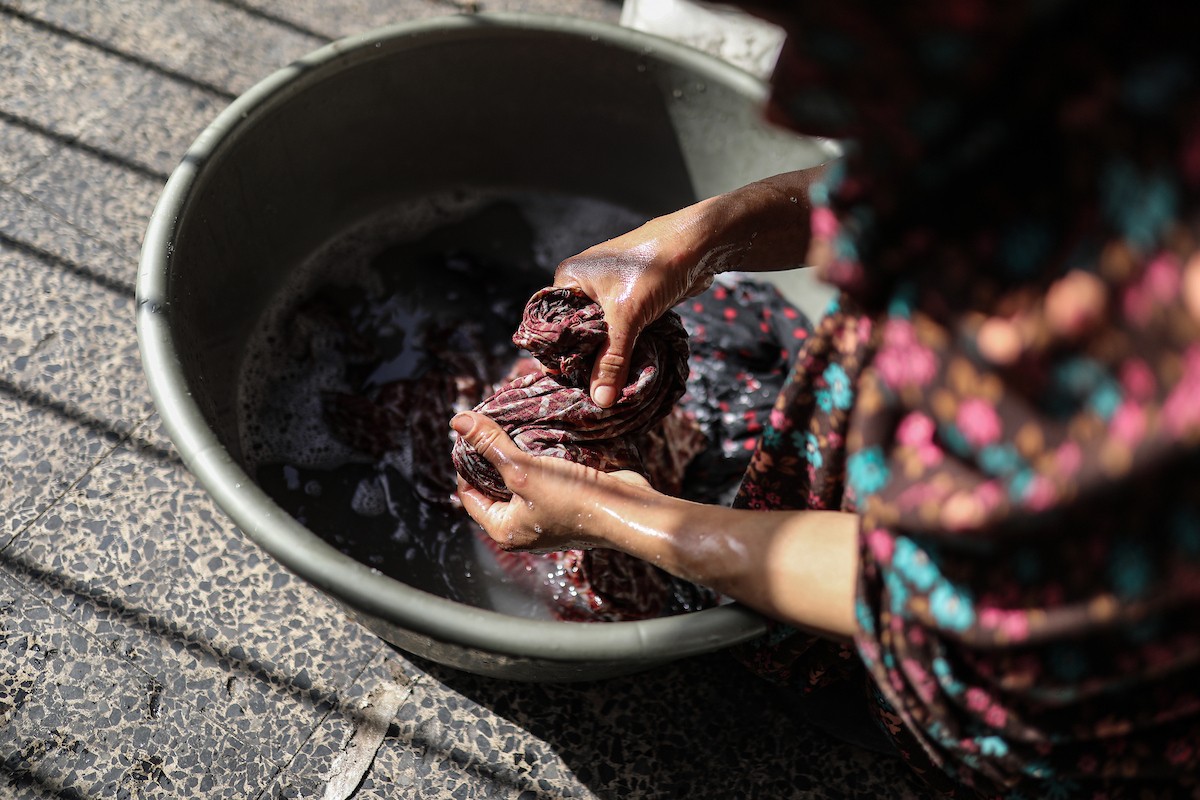 عائلات فلسطينية نزحت جراء الهجمات الإسرائيلية منذ 7 أكتوبر/تشرين الأول 2023، تأوي إلى مدرسة تابعة لوكالة الأونروا في حي تل الهوى بمدينة غزة. 26 يناير/كانون الثاني 2026، بعدسة عمر أشتوي