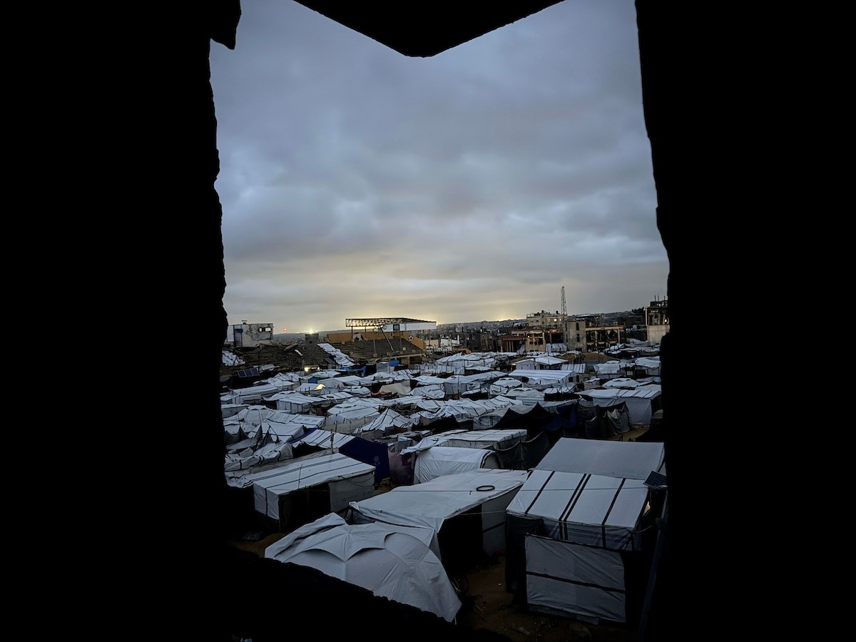 يُكافح الفلسطينيون النازحون، الذين يعيشون في خيام مؤقتة، من أجل البقاء في ظل ظروف قاسية ومعاناة متفاقمة، حيث اقتلعت الأمطار الغزيرة والعواصف العديد من خيامهم وأغرقتها في مدينة خان يونس جنوب قطاع غزة. 9 يناير/كانون الثاني 2026. صورة: محمد سلامة