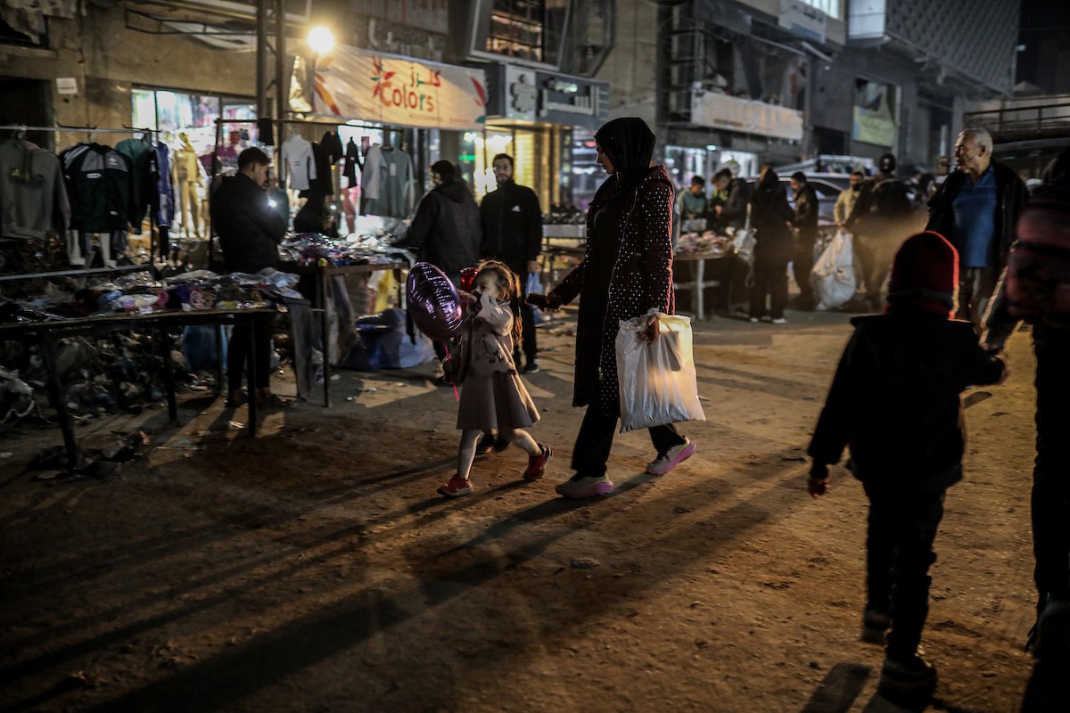 شارع عمر المختار بحي الرمال في مدينة غزة، ليل 31 ديسمبر/كانون الأول 2025، آخر أيام عام 2025، صورة: عمر أشتوي