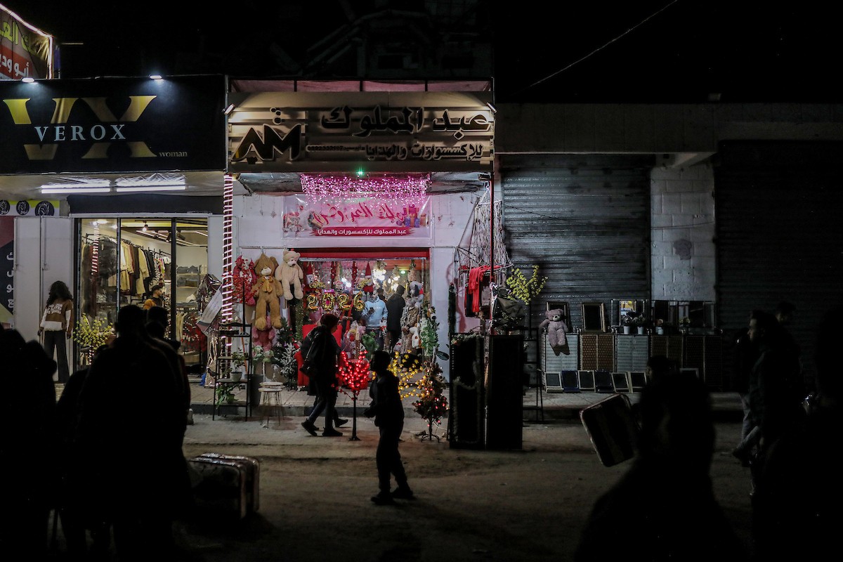 شارع عمر المختار بحي الرمال في مدينة غزة، ليل 31 ديسمبر/كانون الأول 2025، آخر أيام عام 2025، صورة: عمر أشتوي