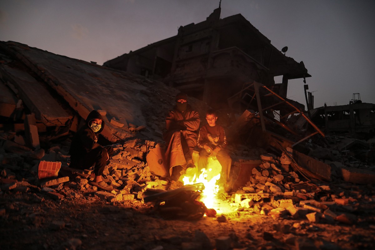 عائلات تعيش في خيام مؤقتة وسط الأنقاض تشعل نيرانًا للتدفئة في جباليا، شمال قطاع غزة، في 12 يناير/كانون الثاني 2026. ويكافح الفلسطينيون الذين دُمرت منازلهم في هجمات إسرائيلية من أجل البقاء في ظل ظروف شتوية قاسية وبرد قارس. صورة: عمر أشتوي