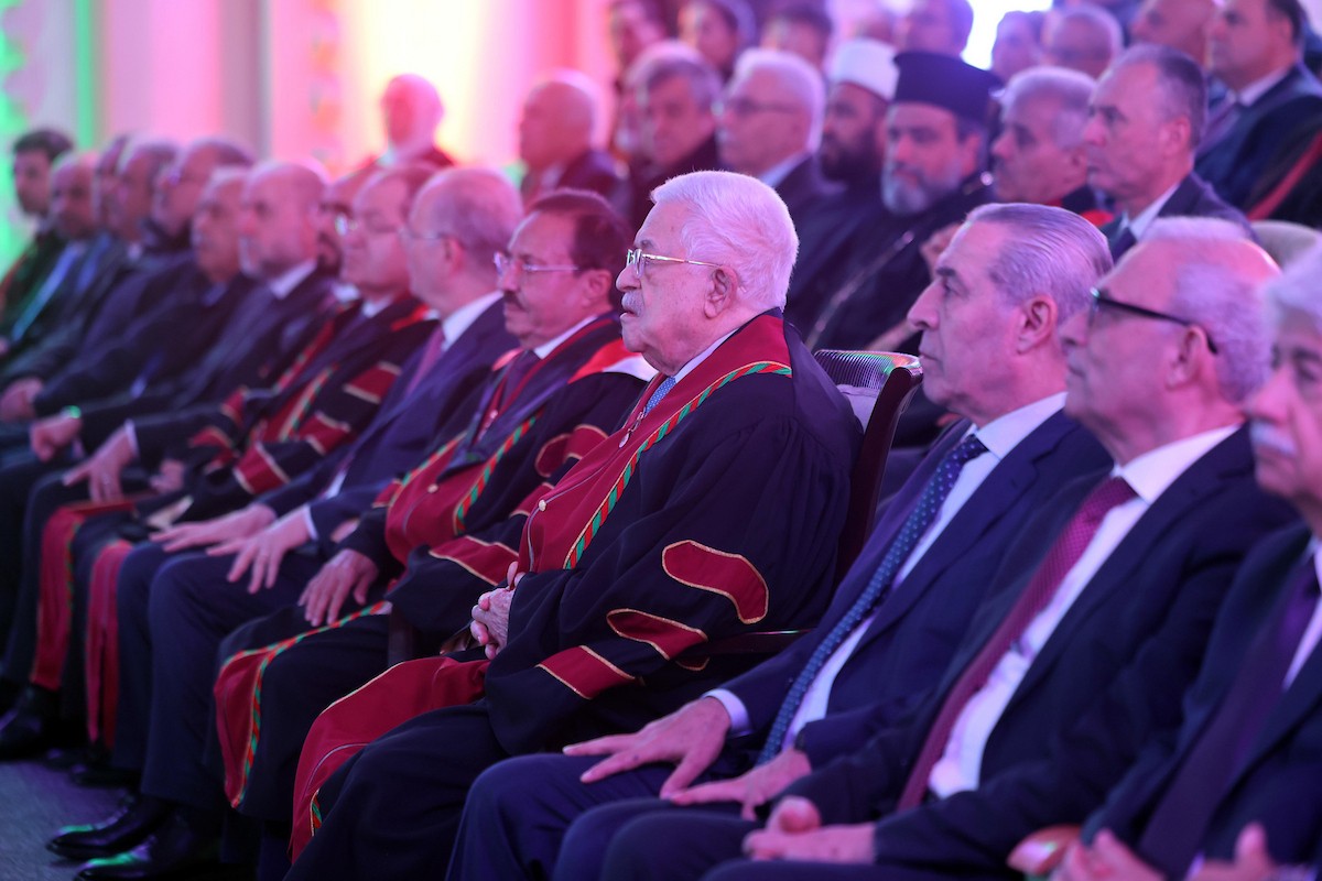 الرئيس الفلسطيني محمود عباس (أبو مازن) خلال زيارته للجامعة العربية الأمريكية ومنحه شهادة دكتوراه فخرية في العلوم الإنسانية، رام الله، الضفة الغربية، 15 يناير/كانون الثاني 2026. تصوير: ثائر غنايم