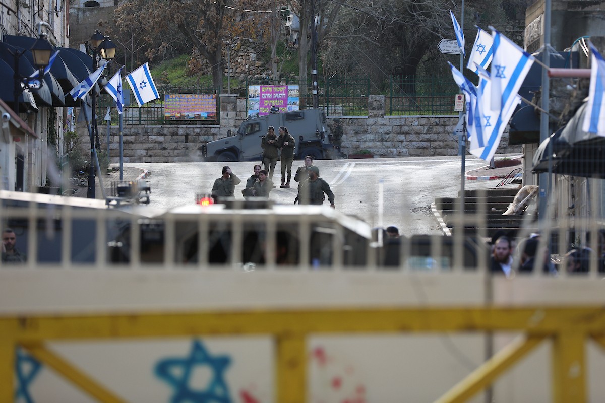 جولة استفزازية للمستوطنين بحماية قوات جيش الاحتلال الإسرائيلي في مدينة الخليل، جنوب الضفة الغربية ، 10 يناير/كانون الثاني 2026. تصوير مأمون وزواز