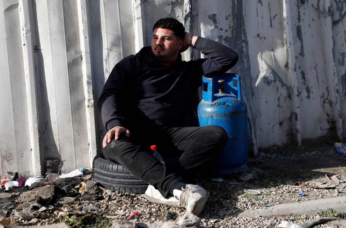 اصطفّ المواطنون في طوابير طويلة أمام محطات تعبئة الغاز في الخليل، وسط مخاوف من تفاقم أزمة نقص الغاز في الضفة الغربية،، 25 يناير/كانون الثاني 2026. صورة: مأمون وزواز