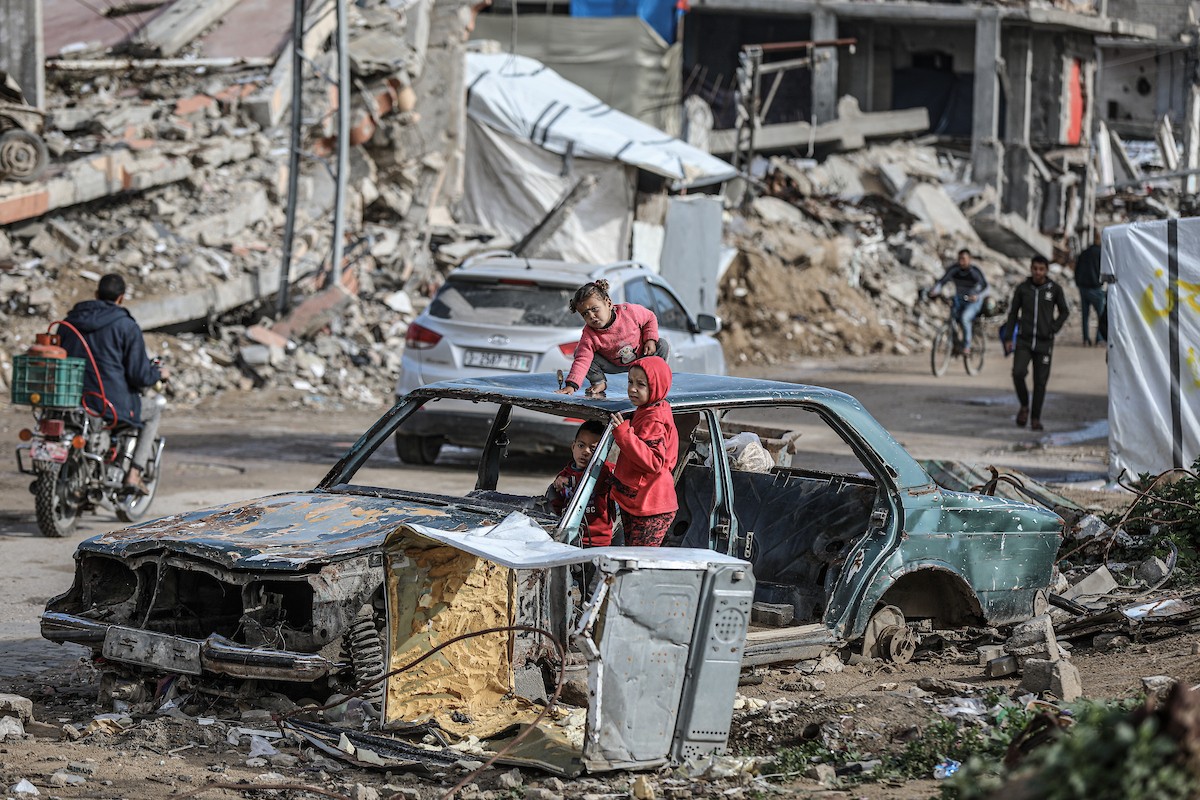 عائلات فلسطينية نازحة تكافح من أجل البقاء في ظروف قاسية بمخيم النصيرات للاجئين وسط قطاع غزة، 29 يناير/كانون الثاني 2026.صورة: رمزي أبو عامر