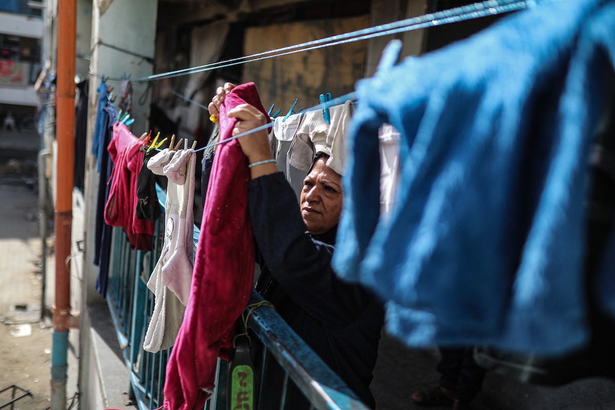 عائلات فلسطينية نزحت جراء الهجمات الإسرائيلية منذ 7 أكتوبر/تشرين الأول 2023، تأوي إلى مدرسة تابعة لوكالة الأونروا في حي تل الهوى بمدينة غزة. 26 يناير/كانون الثاني 2026، بعدسة عمر أشتوي