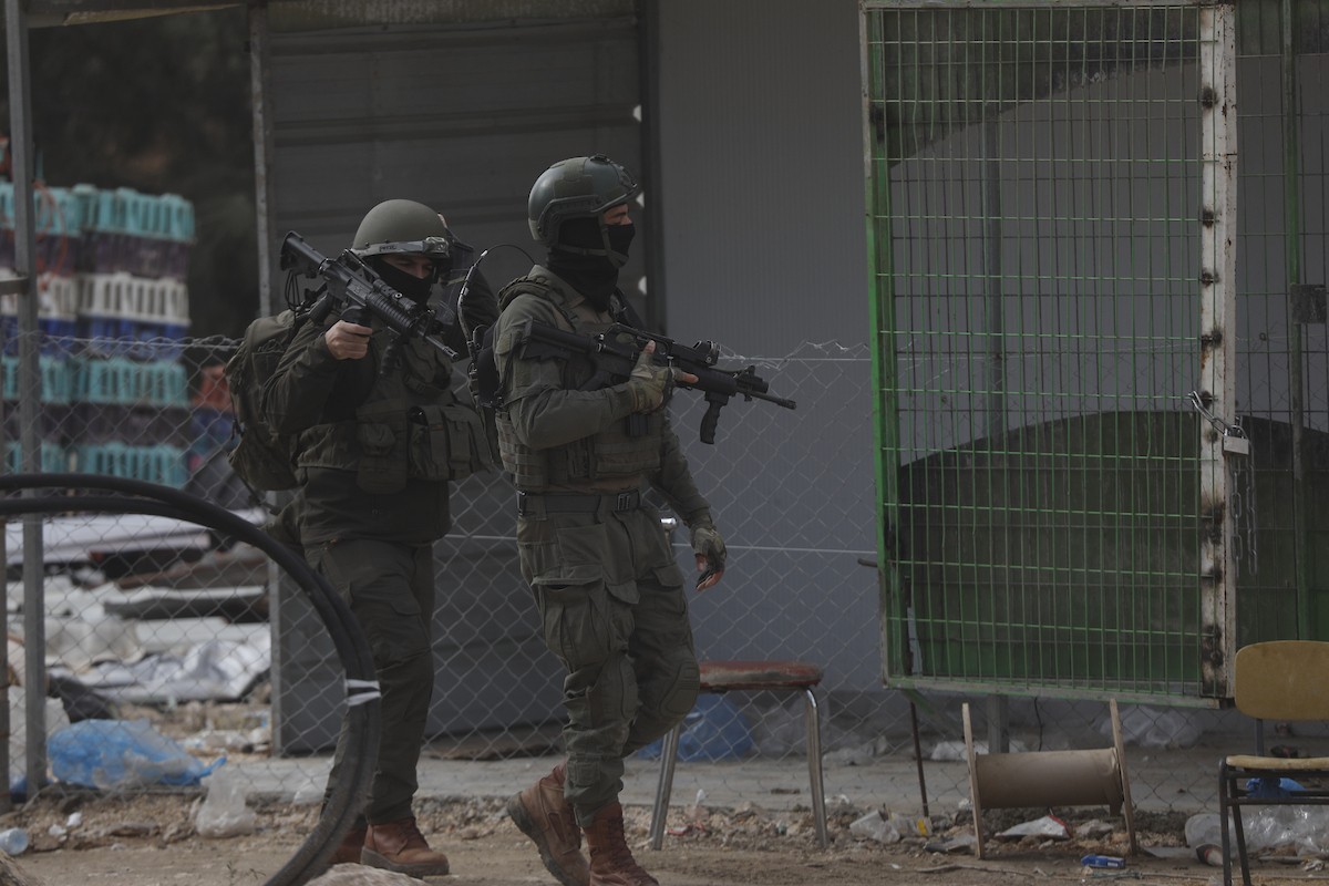 قوات إسرائيلية تهدم وتصادر عدد من المحلات التجارية المصنوعة من الكرفانات في السموع جنوب الخليل،31 ديسمبر/كانون الأول 2025. تصوير: مأمون وزواز