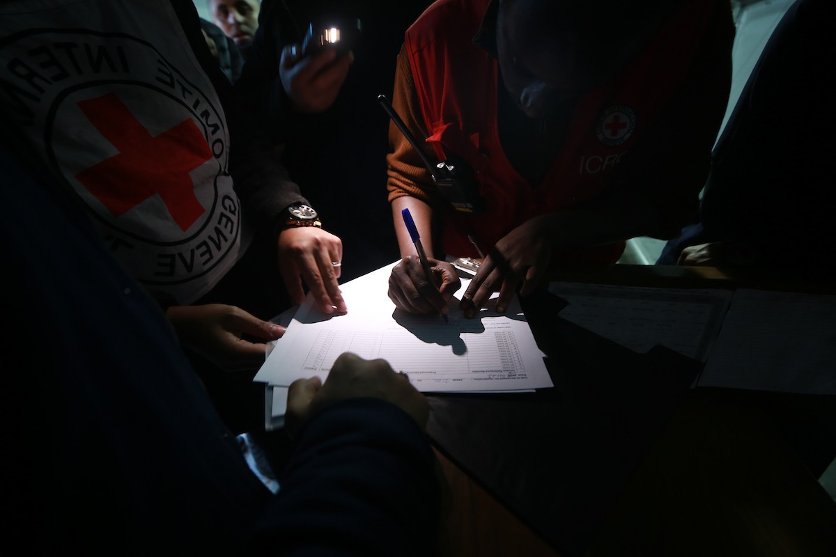 وصول 15 جثة لفلسطينيين سلمتها إسرائيل عبر اللجنة الدولية للصليب الأحمر إلى مجمع الشفاء الطبي في مدينة غزة، 29 يناير/كانون الثاني 2026. تصوير: عمر أشتوي