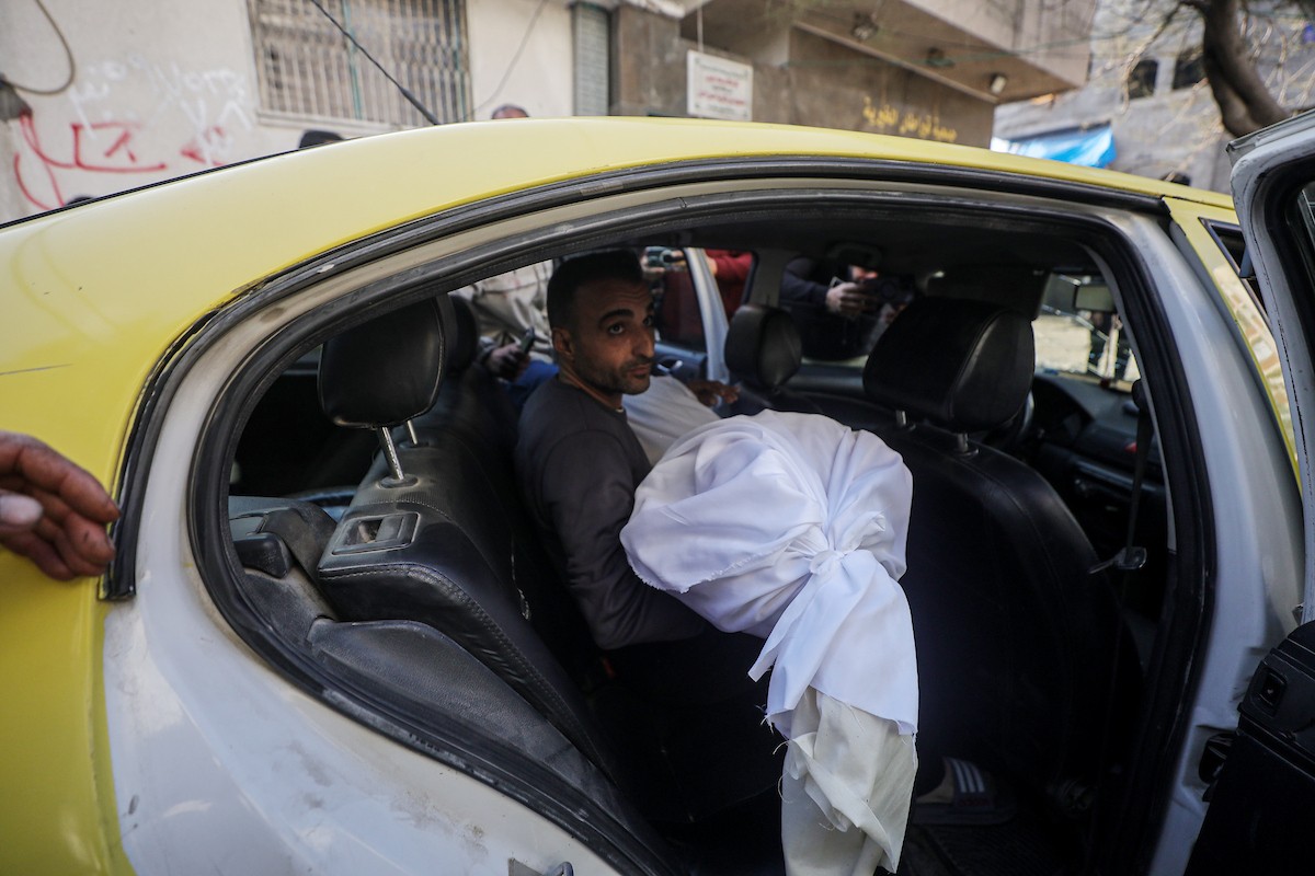 نُقل جثمان الطفلة الفلسطينية همسة حوسو، البالغة من العمر 12 عامًا، والتي قُتلت بنيران إسرائيلية في جباليا، إلى مستشفى الشفاء في مدينة غزة يوم الخميس 8 يناير/كانون الثاني 2026. (صورة: عمر أشتوي)