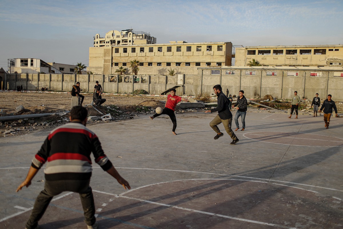   شبان فلسطينيون نازحون يلعبون كرة القدم في ملعب مدمر بمدينة غزة، في 10 يناير/كانون الثاني 2026. صورة: عمر أشتوي