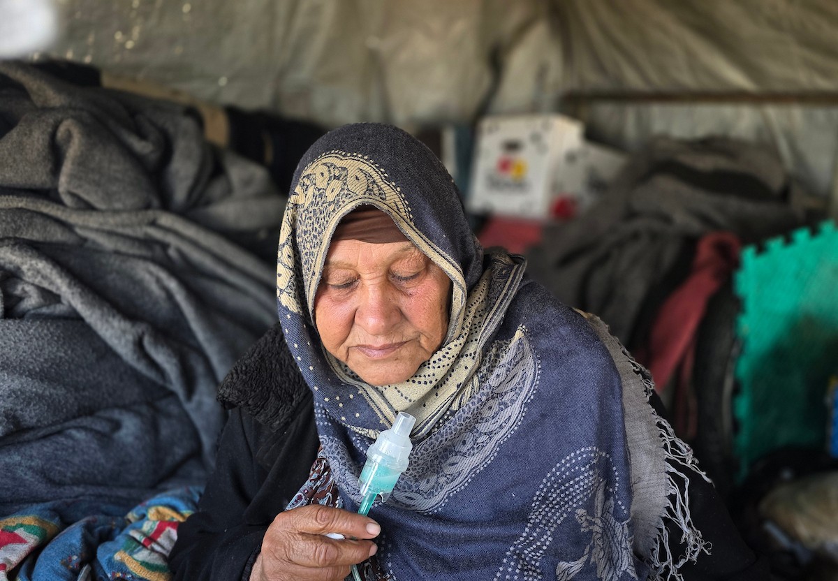 يعيش الفلسطيني سامي أبو سعادة مع والدته داخل عربة جرار، ويستخدم مضخة نفخ مطاطية لمساعدة والدته التي تعاني من صعوبة في التنفس. خان يونس، جنوب قطاع غزة، 7 يناير/كانون الثاني 2026، صورة: طارق محمد