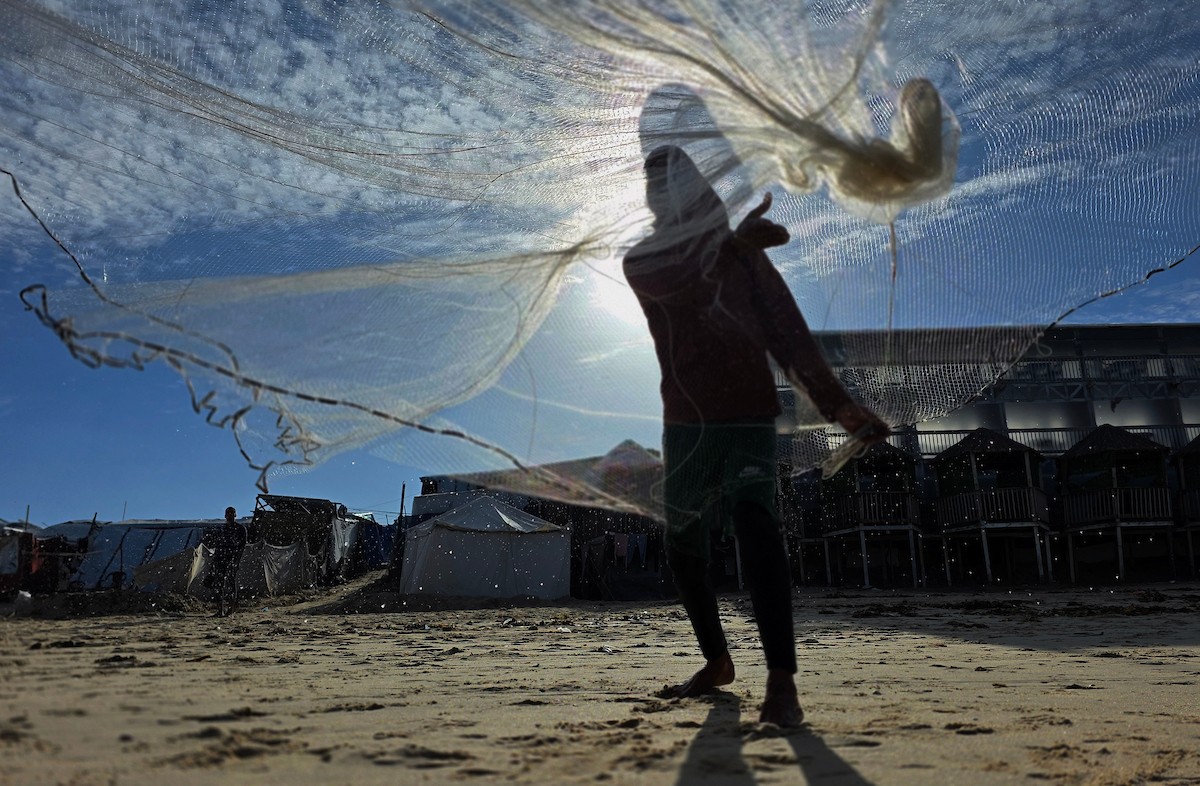 صيادون يعودون للعمل قبالة سواحل خان يونس بإمكانيات محدودة ومخاوف ملاحقتهم واستهدافهم من قبل الاحتلال الاسرائيلي، 31 ديسمبر/كانون الأول 2025. صورة: طارق محمد