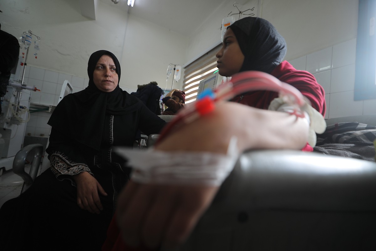 الفلسطينية صابرين الدعمة تنتظر فتح معبر رفح لتتبرع بكليتها لابنتها المريضة آلاء الدمعة، في ظل انهيار القطاع الصحي ونقص الأجهزة والعلاج بسبب الحرب. مستشفى الشفاء بمدينة غزة، 29 يناير/كانون الثاني 2026. صورة: عمر أشتوي